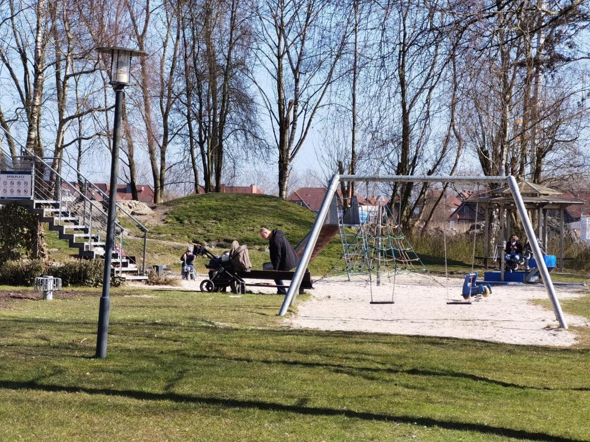 Schaake Hooksiel - Charmante Reetdachwohnung & Kostenfreier Parkplatz エクステリア 写真
