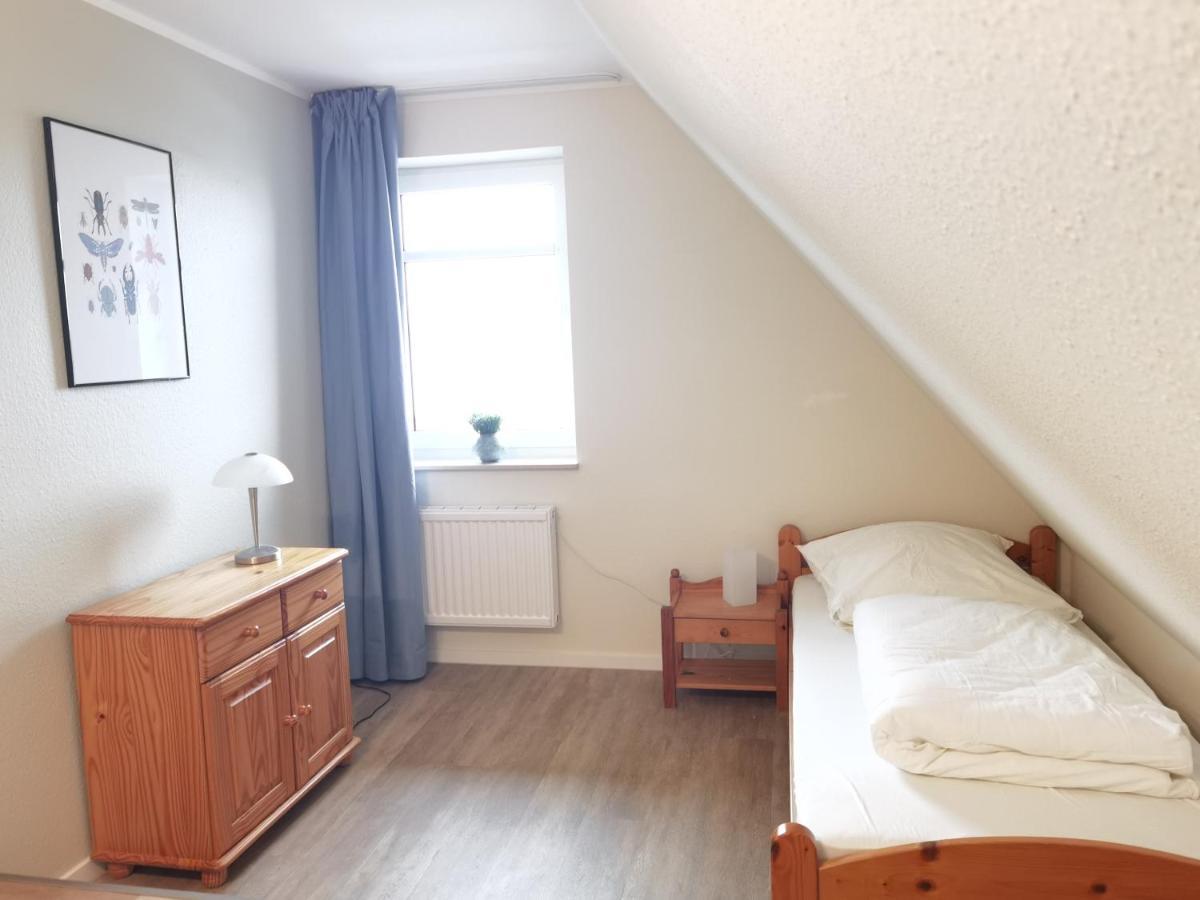 Schaake Hooksiel - Charmante Reetdachwohnung & Kostenfreier Parkplatz エクステリア 写真