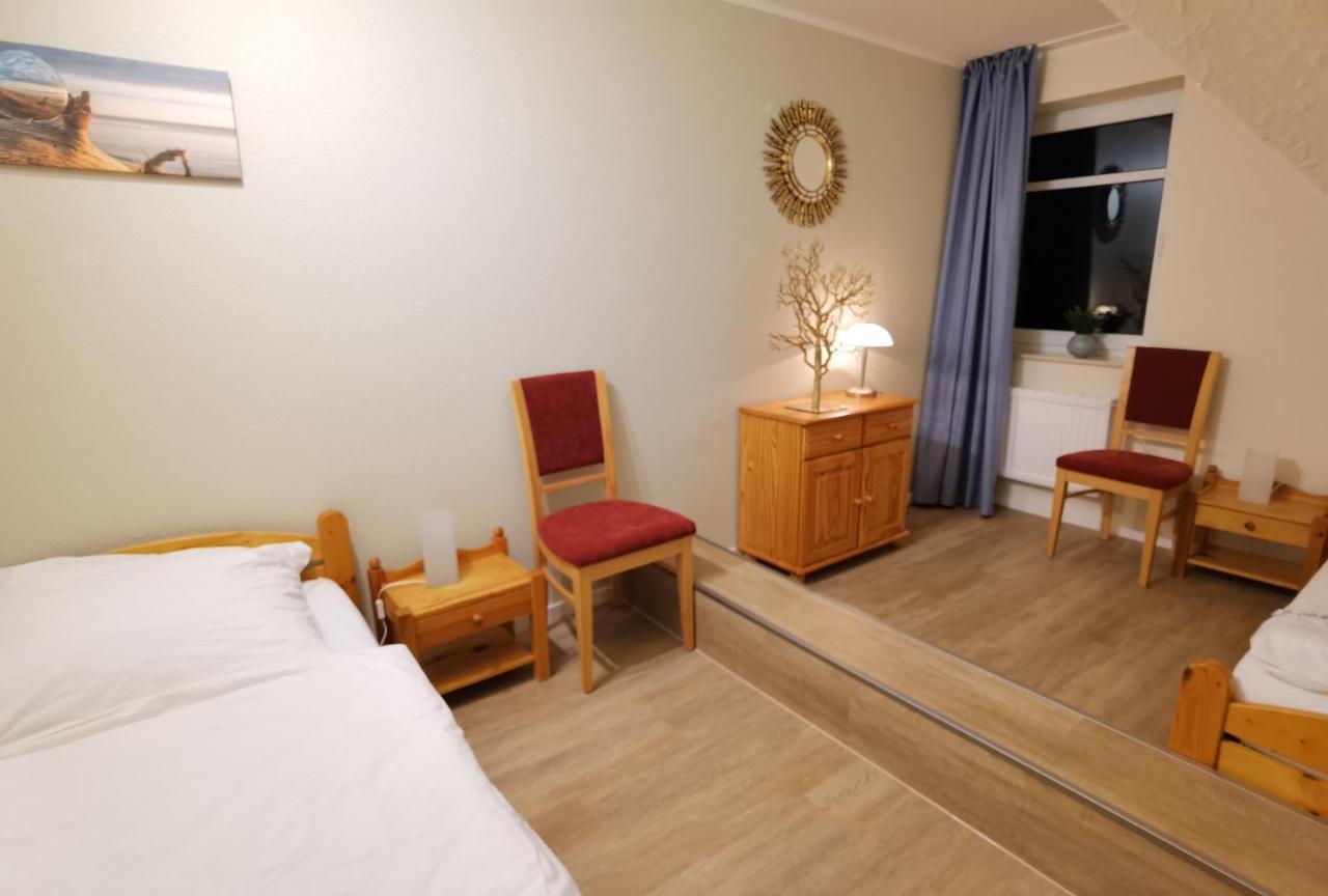 Schaake Hooksiel - Charmante Reetdachwohnung & Kostenfreier Parkplatz エクステリア 写真